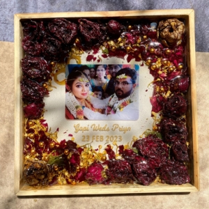 Square resin rose preservation refers to a decorative item that features real rose preserved in resin, encased in a round shape. The resin preserves the natural beauty of the rose and creates a unique and lasting display piece that can be used as a home decor item or a gift for a loved one. 