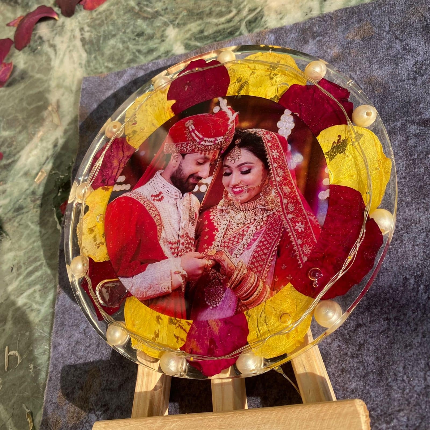 Rose-Preservation-Varmala-Preservation-Personalized-Resin-Table-Top-With-LED-Resin-Photo-Frame-5.jpg